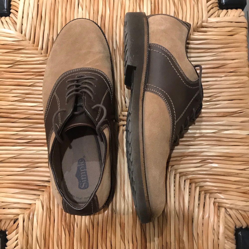 Men’s 9.5 simple lace up shoes